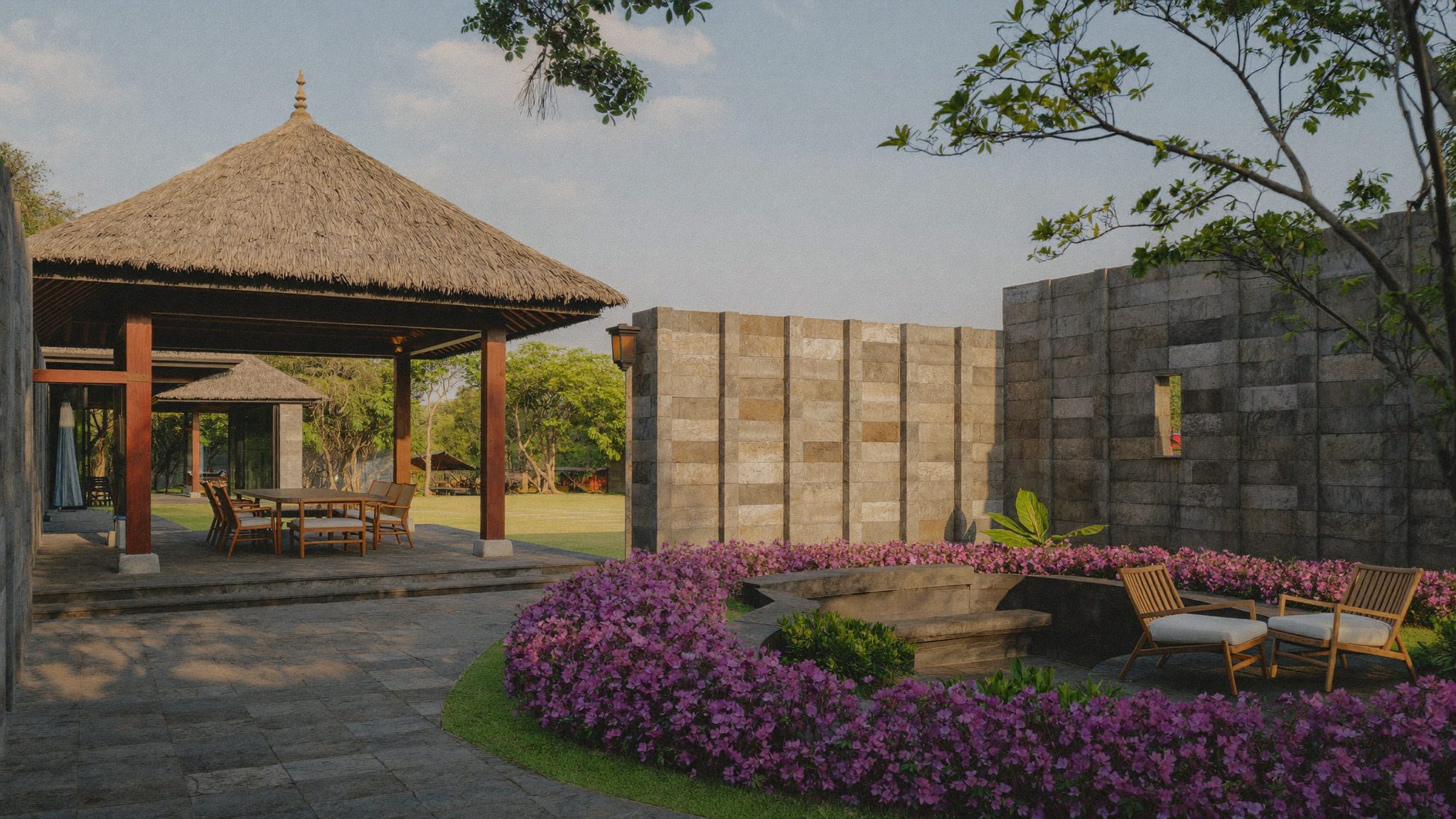 Halaman dalam vila di Bali dalam cahaya hangat