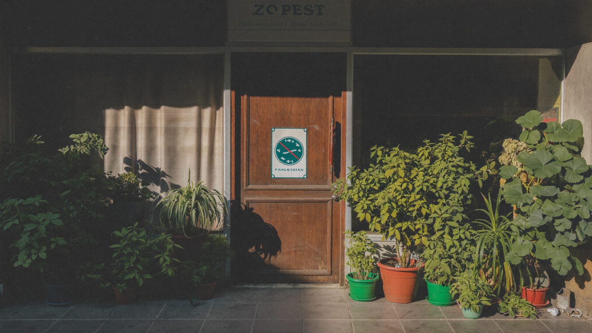 Pintu masuk kantor Harjanto & Putri di Jalan Pengayoman, Makassar, pada pagi hari